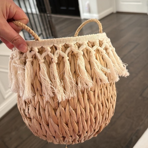 NWOT STRAW BASKET - Picture 8 of 17